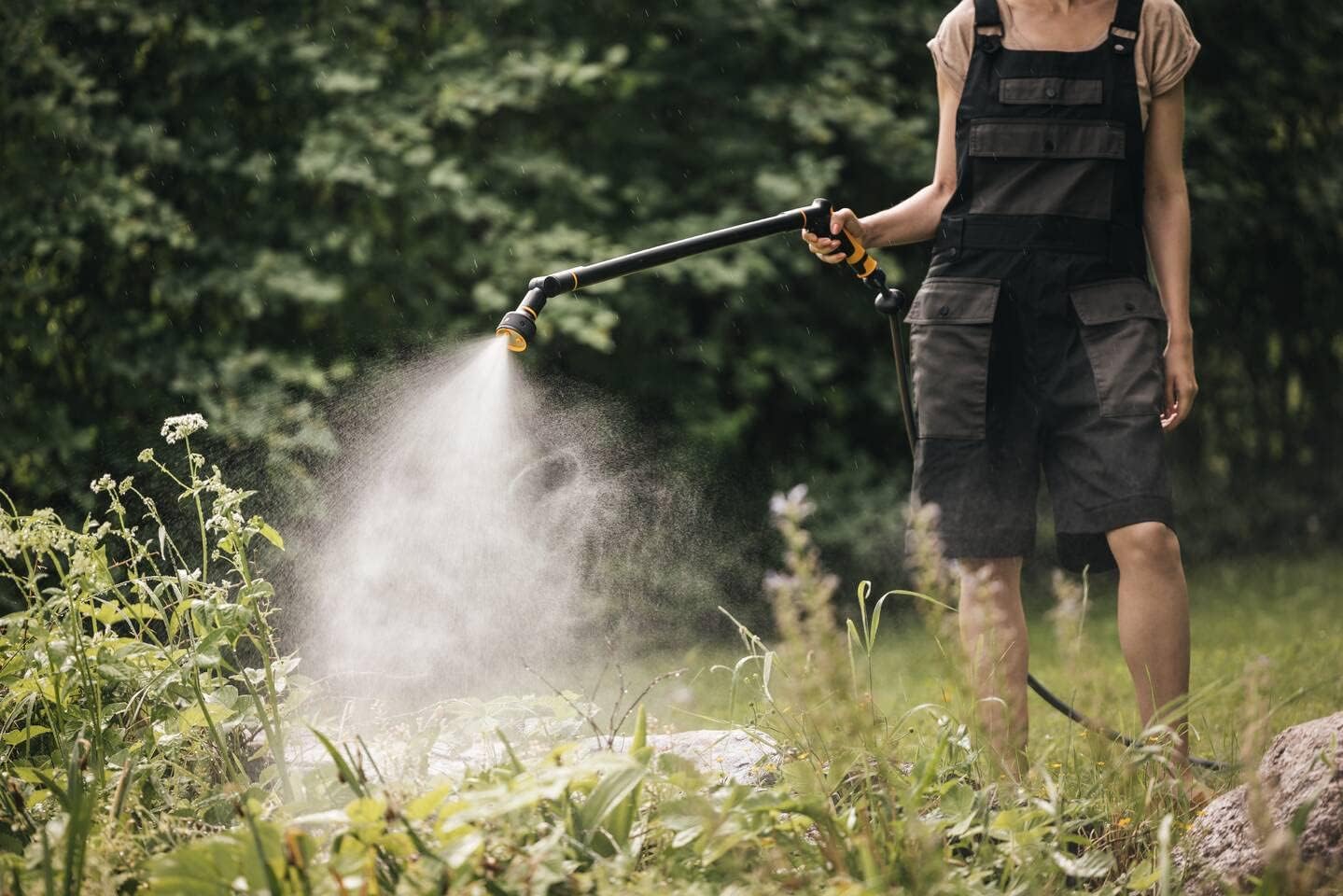 shtanga-raspylitel-dlia-poliva-s-3-mia-funktsiiami-fiskars-1065488